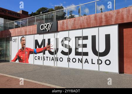 Das Cristiano Ronaldo Museum ist am Ufer von Funchal auf der portugiesischen Insel Madeira abgebildet. Stockfoto