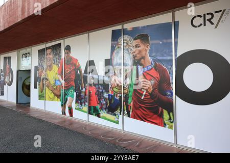 Das Cristiano Ronaldo Museum ist am Ufer von Funchal auf der portugiesischen Insel Madeira abgebildet. Stockfoto