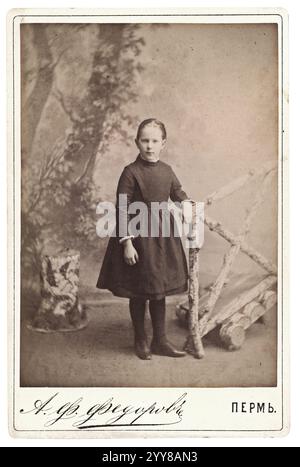 RUSSLAND - UM 1890: Vintage-Fotografie eines Mädchens aus der viktorianischen Zeit mit der Inschrift 'A.F.Fedorov Studio. Perm City“. Russland, um 1890 Stockfoto