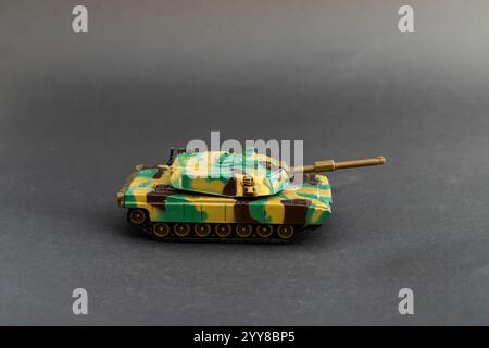 Miniatur-Militärpanzermodell, Seitenansicht Stockfoto