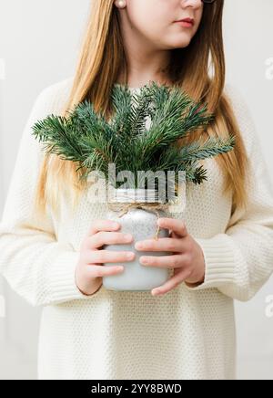 Frau Mit Kiefernblüten-Arrangement Stockfoto