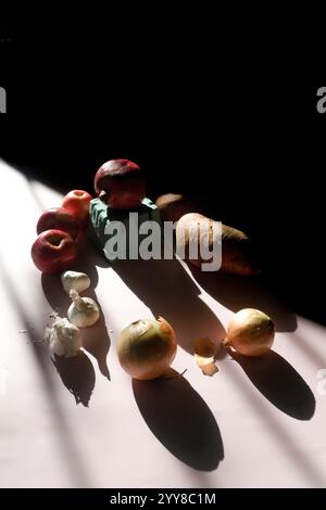 Dramatisches Stillleben von Herbstfrüchten und -Gemüse Stockfoto
