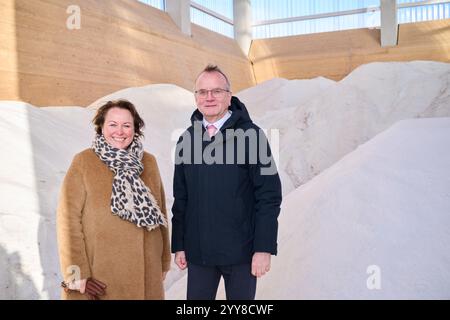 Brieselang, Deutschland. Dezember 2024. INA Bartmann (CDU, l), Staatssekretärin im brandenburgischen Ministerium für Infrastruktur und Raumordnung, und Detlef Tabbert (BSW), brandenburgischer Minister für Infrastruktur und Raumordnung, stehen zur Eröffnung der neuen Salzlagerhalle des Landesstraßendienstes im Bezirk Bredow. Annette Riedl/dpa/Alamy Live News Stockfoto