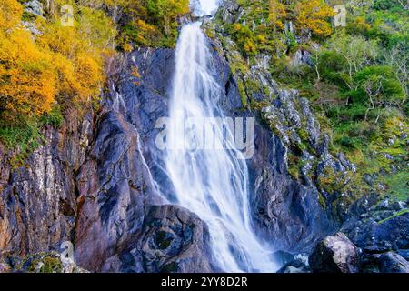 Das schnell fließende Wasser von Afon Goch stürzt am späten Herbst nach den ab Falls. Stockfoto