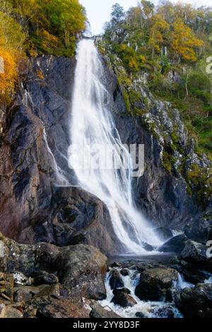 Das schnell fließende Wasser von Afon Goch wird unscharf, als es über die ab Falls, Rhaeadr Fawr, in Sowdonia, Wales, stürzt. Stockfoto