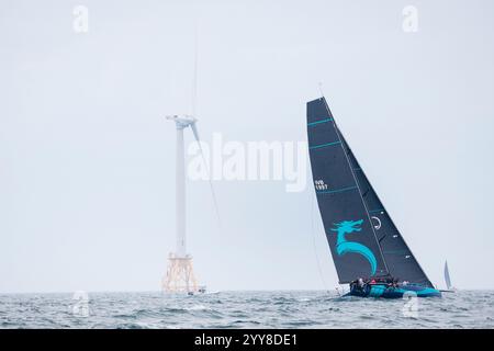 Boote, die mit Wind Turbines in der Block Island Race Week Regatta segeln Stockfoto