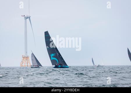 Boote, die mit Wind Turbines in der Block Island Race Week Regatta segeln Stockfoto