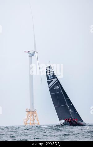 Boote, die mit Wind Turbines in der Block Island Race Week Regatta segeln Stockfoto