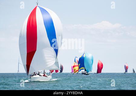 Boote, die mit Wind Turbines in Neuengland segeln Stockfoto