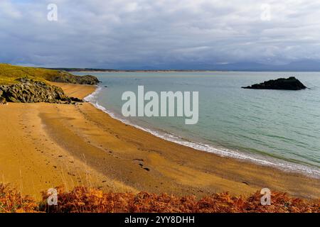 Über die Strände von Llanddwyn Island, Ynys Llanddwyn, zum Newborough Forest. Stockfoto