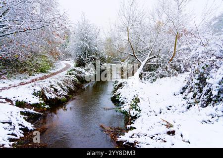 Das klare Wasser des River Leen fließt sanft durch den Bestwood Contry Park an einem kalten Novembermorgen. Stockfoto
