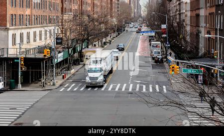 Manhattan, New York, USA - 16. Februar 2023: Blick auf die Hight Line mit ihren typischen Gebäuden von oben, während Menschen an einem grauen Wintertag besuchen Stockfoto