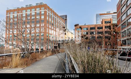 Manhattan, New York, USA - 16. Februar 2023: Blick auf die Hight Line mit ihren typischen Gebäuden von oben, während Menschen an einem grauen Wintertag besuchen Stockfoto