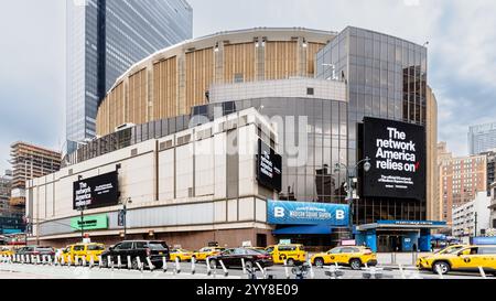 Manhattan, New York, USA - 16. Februar 2023: Madison Square Garden und Umgebung in der Innenstadt an einem grauen Wintertag Stockfoto