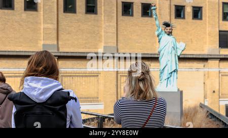 Manhattan, New York, USA - 16. Februar 2023: Auf der High Line, Statue „You Know Who I am“ von Paola Pivi, eine Nachbildung der Freiheitsstatue Stockfoto