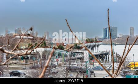 Manhattan, New York, USA - 16. Februar 2023: Blick auf die Hight Line mit ihren typischen Gebäuden von oben, während Menschen an einem grauen Wintertag besuchen Stockfoto