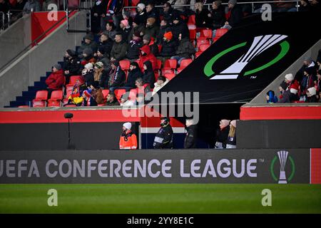 Heidenheim, Deutschland. Dezember 2024. Logo Conference League Haupttribuene 1. FC Heidenheim 1846 FCH vs. FC St. Gallen 1879 19.12.2024 UEFA Conference League DFL-BESTIMMUNGEN VERBIETEN DIE VERWENDUNG VON FOTOS ALS BILDSEQUENZEN UND/ODER QUASI-VIDEO/dpa/Alamy Live News Stockfoto