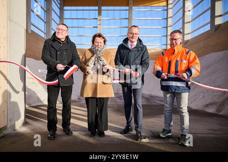 20. Dezember 2024, Brandenburg, Brieselang: Thomas Heyne (l-r), Vorstandsmitglied für Infrastruktur und Mobilität bei der Landesstraßenverwaltung Brandenburg, Ina Bartmann (CDU), Staatssekretärin im brandenburgischen Ministerium für Infrastruktur und Raumordnung, Detlef Tabbert (BSW), brandenburgischer Minister für Infrastruktur und Raumordnung, und Carsten Weimann, Leiter des Betriebswerks Straßeninstandhaltung Nauen, schnitten bei der Einweihung der neuen Salzlagerhalle der Landesstraßenverwaltung im Landstraßenverwaltung Nauen im Landstraßenwartungswerk Bredow das Band. Foto: Annette Riedl/dp Stockfoto