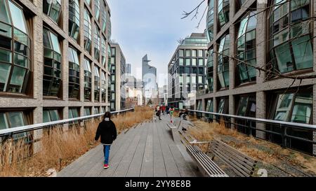 Manhattan, New York, USA - 16. Februar 2023: Blick auf die Hight Line mit ihren typischen Gebäuden von oben, während Menschen an einem grauen Wintertag besuchen Stockfoto
