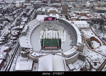 Eine allgemeine Gesamtansicht des Camp Randall Stadions an der University of Wisconsin im Schnee, Donnerstag, 19. Dezember 2024, in Madison, Wiss. Stockfoto