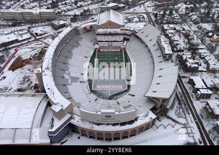 Eine allgemeine Gesamtansicht des Camp Randall Stadions und des UW Field House an der University of Wisconsin im Schnee, Donnerstag, 19. Dezember 2024, in Madison, Wiss. Stockfoto