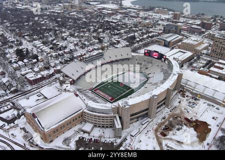 Eine allgemeine Gesamtansicht des Camp Randall Stadions und des UW Field House an der University of Wisconsin im Schnee, Donnerstag, 19. Dezember 2024, in Madison, Wiss. Stockfoto