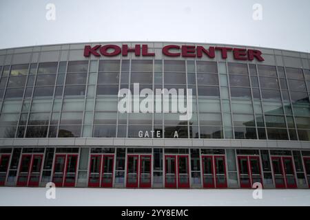 Eine allgemeine Ansicht der Kohl Center Arena an der Universität von Wisconsin im Schnee, Donnerstag, 19. Dezember 2024, in Madison, Wiss. Stockfoto