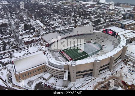 Eine allgemeine Gesamtansicht des Camp Randall Stadions und des UW Field House an der University of Wisconsin im Schnee, Donnerstag, 19. Dezember 2024, in Madison, Wiss. Stockfoto