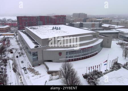 Eine allgemeine Gesamtansicht der Kohl Center Arena an der University of Wisconsin im Schnee, Donnerstag, 19. Dezember 2024, in Madison, Wiss. Stockfoto