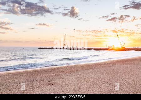 Vilamoura Marina Beach, Portugal bei Sonnenuntergang an einem Herbstabend Stockfoto