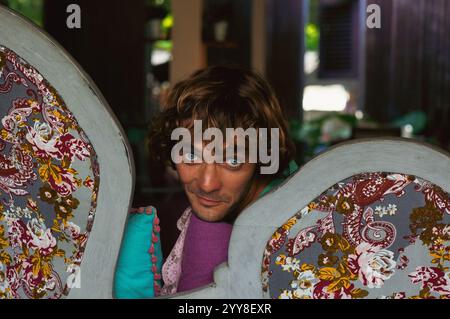 Attraktiver lockiger Mann mit blauen Augen, Porträt, Nahaufnahme Stockfoto