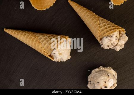 Cremiges Eis mit Schokoladenstücken, Eis mit Schokoladenstückchen in einer Waffelkegel Stockfoto