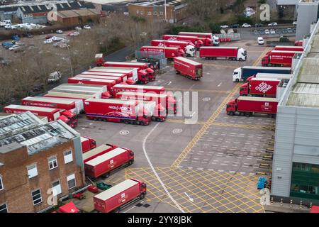 St Stephens Street, Birmingham, 20. Dezember 2024 - Royal Mail Birmingham Mail Centre und Depot voller LKW und Lieferwagen am Freitag, den 20. Dezember, dem letzten Weihnachtspostdatum für 1st Class Post. Quelle: British News und Media/Alamy Live News Stockfoto