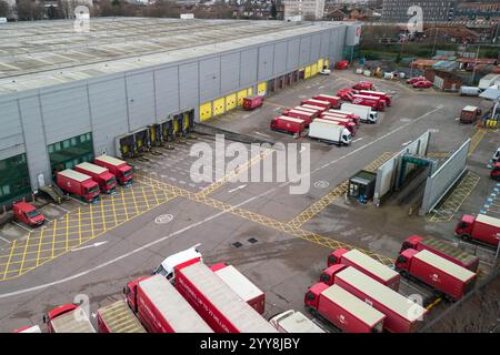 St Stephens Street, Birmingham, 20. Dezember 2024 - Royal Mail Birmingham Mail Centre und Depot voller LKW und Lieferwagen am Freitag, den 20. Dezember, dem letzten Weihnachtspostdatum für 1st Class Post. Quelle: British News und Media/Alamy Live News Stockfoto