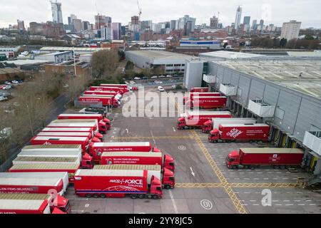 St Stephens Street, Birmingham, 20. Dezember 2024 - Royal Mail Birmingham Mail Centre und Depot voller LKW und Lieferwagen am Freitag, den 20. Dezember, dem letzten Weihnachtspostdatum für 1st Class Post. Quelle: British News und Media/Alamy Live News Stockfoto