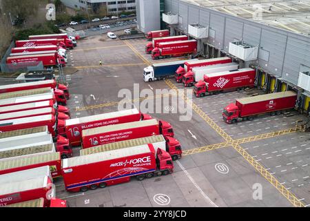 St Stephens Street, Birmingham, 20. Dezember 2024 - Royal Mail Birmingham Mail Centre und Depot voller LKW und Lieferwagen am Freitag, den 20. Dezember, dem letzten Weihnachtspostdatum für 1st Class Post. Quelle: British News und Media/Alamy Live News Stockfoto