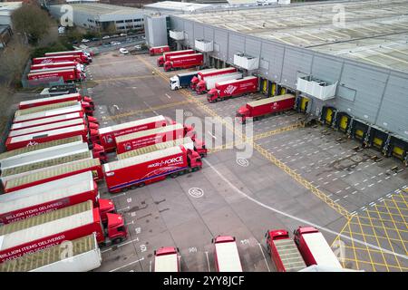St Stephens Street, Birmingham, 20. Dezember 2024 - Royal Mail Birmingham Mail Centre und Depot voller LKW und Lieferwagen am Freitag, den 20. Dezember, dem letzten Weihnachtspostdatum für 1st Class Post. Quelle: British News und Media/Alamy Live News Stockfoto