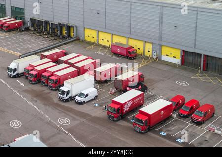 St Stephens Street, Birmingham, 20. Dezember 2024 - Royal Mail Birmingham Mail Centre und Depot voller LKW und Lieferwagen am Freitag, den 20. Dezember, dem letzten Weihnachtspostdatum für 1st Class Post. Quelle: British News und Media/Alamy Live News Stockfoto