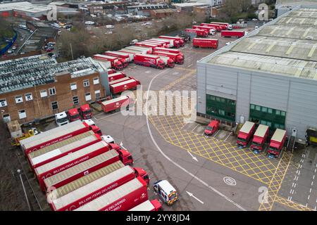 St Stephens Street, Birmingham, 20. Dezember 2024 - Royal Mail Birmingham Mail Centre und Depot voller LKW und Lieferwagen am Freitag, den 20. Dezember, dem letzten Weihnachtspostdatum für 1st Class Post. Quelle: British News und Media/Alamy Live News Stockfoto
