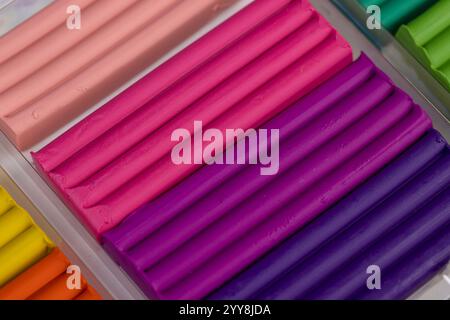 Plastilin in verschiedenen Farben für die Modellierung, ein einfaches mehrfarbiges Plastilin, das in der Kreativität von Kindern verwendet wird Stockfoto