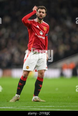 London, Großbritannien. Dezember 2024. Tottenham Hotspur gegen Manchester United - Viertelfinale - Carabao Cup - Tottenham Hotspur Stadium. Bruno Fernandes von Manchester United reagiert während des Spiels. Bildnachweis: Mark Pain / Alamy Live News Stockfoto