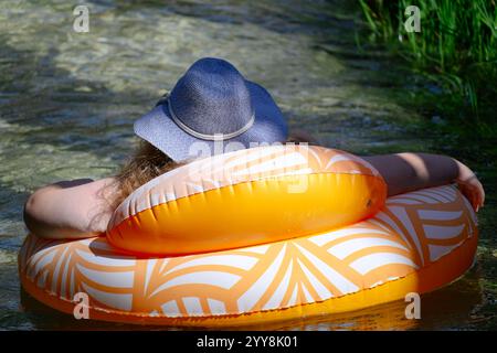 Mädchen Teenager, die sich im Eli Creek, K'gari Fraser Island, Urlaubsreiseziel, Queensland Australien, entspannen Stockfoto