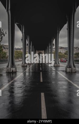 Erkunden Sie die Pariser Atmosphäre von Pont de Bir-Hakeim, wo jede Ecke eine Geschichte durch ihre zeitlose Architektur und das pulsierende Stadtleben erzählt Stockfoto