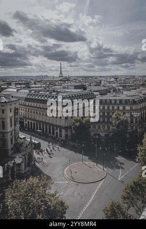 Berühmte Pariser Skyline mit dem Eiffelturm und den belebten Straßen darunter Stockfoto