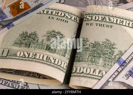 Amerikanische 100-Dollar-Banknoten, authentisches amerikanisches Geld Nahaufnahme mit Banknotendetails, zwei gefaltete Banknoten Stockfoto