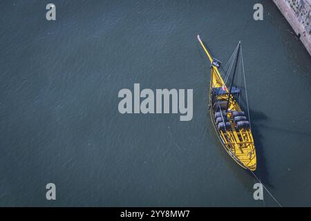 Mit Blick auf ein traditionelles Porto Weinboot, das durch den malerischen Fluss Douro fährt, ein wahres Symbol für Portugals reiches Erbe Stockfoto