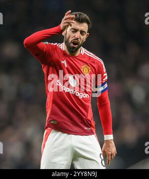 London, Großbritannien. Dezember 2024. Tottenham Hotspur gegen Manchester United - Viertelfinale - Carabao Cup - Tottenham Hotspur Stadium. Bruno Fernandes von Manchester United reagiert während des Spiels. Bildnachweis: Mark Pain / Alamy Live News Stockfoto