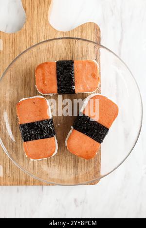 Top View Spam Mushubi Rindfleisch Corned with Reis and Nori Belt Stockfoto