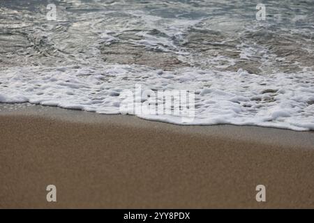 Strand mit Wellen am Falasarna Beach auf der Insel Kreta, Griechenland Stockfoto