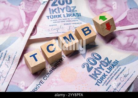 Holzwürfel mit TCMB (Turkiye Cumhuriyet Merkez Bankasi) und nach-unten-Pfeilen auf 200 TL. Das Konzept der Zinserhöhung der TCMB zur Eindämmung der Inflation Stockfoto